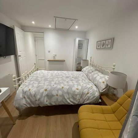 1 Bedroom Guest Suite Near City Centre. Глостер Экстерьер фото