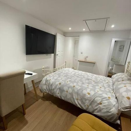 1 Bedroom Guest Suite Near City Centre. Глостер Экстерьер фото