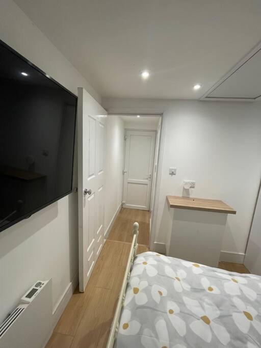 1 Bedroom Guest Suite Near City Centre. Глостер Экстерьер фото