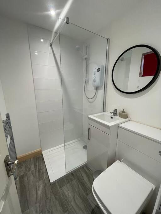1 Bedroom Guest Suite Near City Centre. Глостер Экстерьер фото