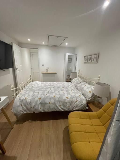 1 Bedroom Guest Suite Near City Centre. Глостер Экстерьер фото