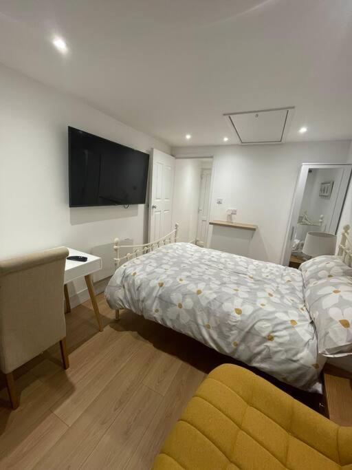 1 Bedroom Guest Suite Near City Centre. Глостер Экстерьер фото