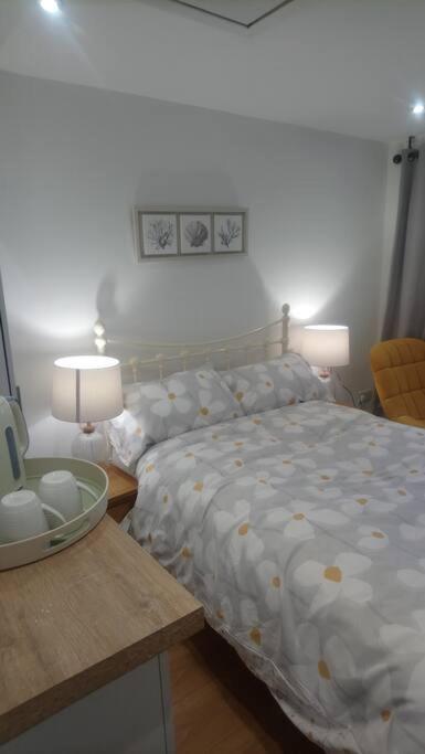 1 Bedroom Guest Suite Near City Centre. Глостер Экстерьер фото